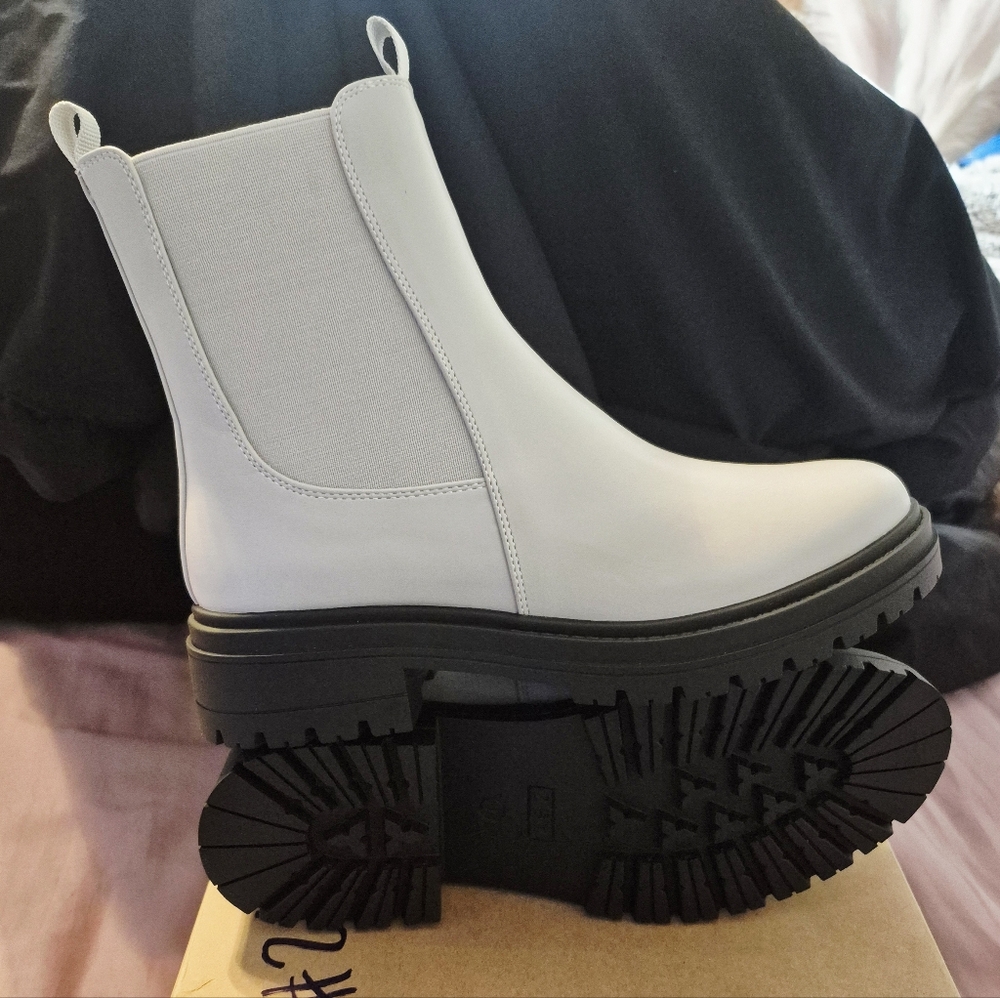 Elegant White Ankle Boots‎